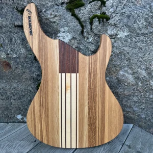 Skärbräda som liknar en gitarr, tillverkad av ek med inslag av lönn, valnöt och mahogny