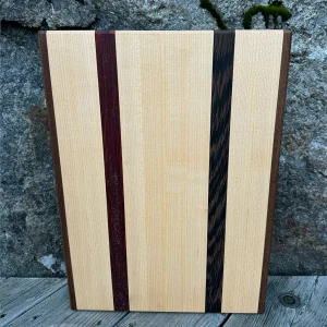 Skärbräda tillverkad av lönn med inslag av wenge, bubinga och valnöt
