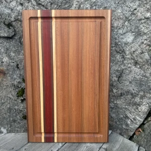 Skärbräda av alm med inslag av valnöt, bubinga och ask